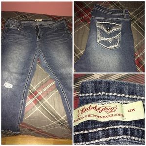 Jeans that have a cut on the right knee.